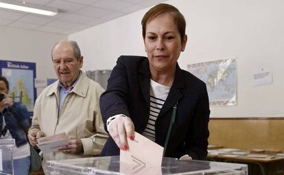 La presidenta del Gobierno de Navarra, Uxue Barkos, deposita su voto en Pamplona.