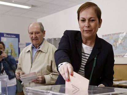 La presidenta del Gobierno de Navarra, Uxue Barkos, deposita su voto en Pamplona.