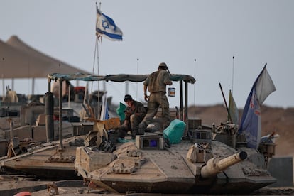 Soldados israelíes en un tanque en la frontera con Gaza el 13 de agosto de 2025.