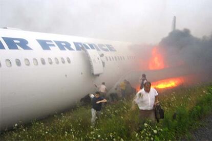 Un avión A 340 de la compañía Air France, tras salirse de la pista al aterrizar en el aeropuerto canadiense de Toronto el pasado 2 de agosto.