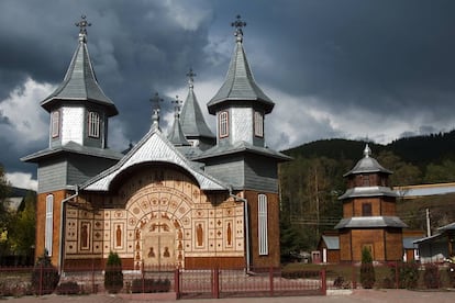 La comuna de Carlibaba, situada en el distrito de Suceava, en el noreste de Moldavia, está formada por seis pueblos (en la foto, la iglesia ortodoxa de San Pedro y San Pablo en Carlibaba Noua). Menos de 2.000 vecinos habitando casas de aldea diseminadas, que salpican el verde de los prados con fachadas blancas y oscuros tejados a dos aguas. Comunidades tradicionales dedicadas a la agricultura y la ganadería. Una auténtica inmersión en la Rumania rural en un entorno natural que invita al turismo activo (senderismo, rutas a caballo...).