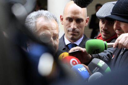 Luis Rubiales, el presidente de la AFE, ayer a la salida de la Audiencia Nacional.