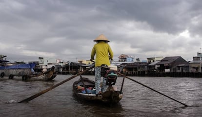 Una mujer vietnamita rema a lo largo del río en el delta del Mekong.
