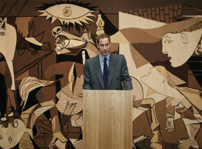 Guillermo de Inglaterra, delante del tapiz que reconstruye el <i>Guernica</i>.