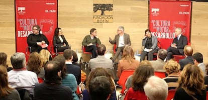 Debate 'La cultura como motor de desarrollo', desde la izquierda, Julián Rodríguez, editor y galerista; Cristina Iglesias, artista; José María Lassalle, secretario de Estado de Cultura, Javier Moreno, director editorial de PRISA; Carlota Álvarez, directora de Matadero Madrid, y Juan Ignacio Vidarte, director general del Museo Guggenheim de Bilbao.