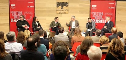 Debate &#039;La cultura como motor de desarrollo&#039;, desde la izquierda, Juli&aacute;n Rodr&iacute;guez, editor y galerista; Cristina Iglesias, artista; Jos&eacute; Mar&iacute;a Lassalle, secretario de Estado de Cultura, Javier Moreno, director editorial de PRISA; Carlota &Aacute;lvarez, directora de Matadero Madrid, y Juan Ignacio Vidarte, director general del Museo Guggenheim de Bilbao.