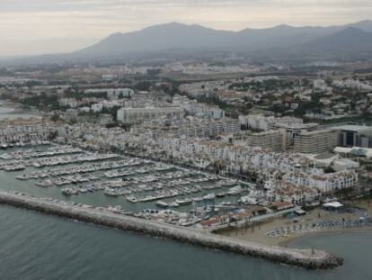 Vista a&eacute;rea del Puerto Ban&uacute;s, Marbella (M&aacute;laga). 