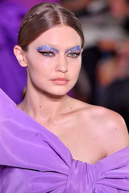 Y también lo hizo en el desfile de alta costura de Valentino para la colección otoño invierno 2020, donde emplazó la purpurina justo debajo de la ceja para aportar un eyeliner subido y marcado.