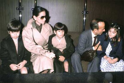 Enero de 1982. Julio Iglesias Puga, con sus nietos, Chabeli, Julio José (derecha) y Enrique (izquierda), y su nuera, Isabel Preysler, en el aeropuerto madrileño de Barajas, poco después de su liberación por la policía tras su secuestro.