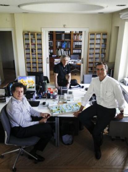 Juan Herreros, a la izquierda, Salvador Pérez Arroyo, en el centro, y José María Ezquiaga, autores del Plan Madrid Centro, en el estudio de este último.