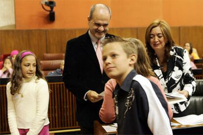 Manuel Chaves y Mar Moreno bromean con los escolares en el salón de plenos del Parlamento.