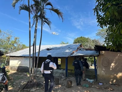 Elementos de seguridad del Estado de Chiapas ingresan a uno de los inmuebles cateados en la región Frailesca, este 28 de diciembre. 