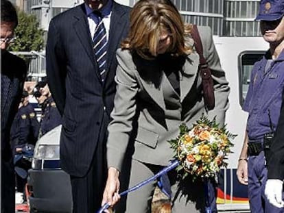 La infanta Cristina, sujeta al perro 'Gringo'.
