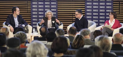 La Alcaldesa Manuela Carmena, y los concejales Jose Manuel Calvo e Inés Sabanés el martes en Conde Duque.