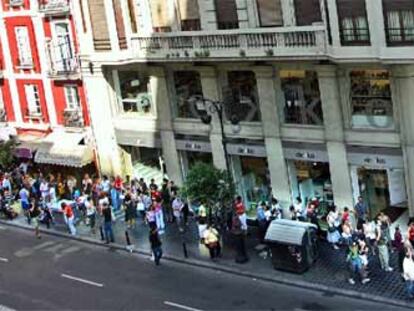 La cola de personas para conseguir entradas del concierto de Madonna en la Fnac de Valencia daba ayer la vuelta a la manzana.