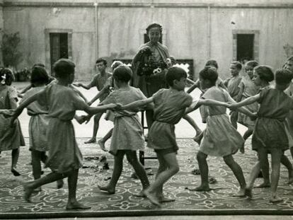 Alumnos del Instituto-Escuela de Barcelona durante una fiesta de fin de curso en 1932.