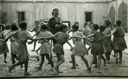 Alumnos del Instituto-Escuela de Barcelona durante una fiesta de fin de curso en 1932.