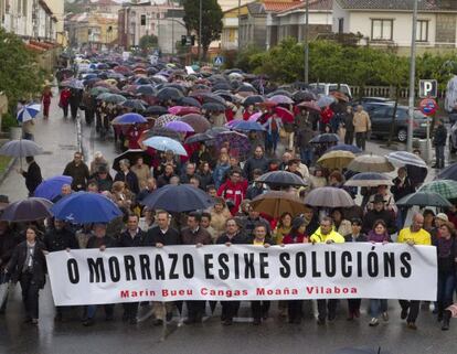 Manifestación de los preferentistas ayer en Cangas