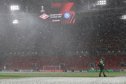 Un operario trabaja en el Spartak Stadium de Moscú durante una nevada antes del partido del grupo C de la UEFA Europa League entre el FC Spartak de Moscú y el SSC Napoli.