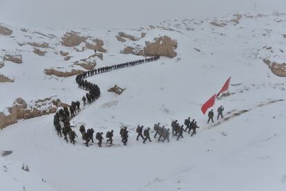 Policías paramilitares asisten a una sesión de entrenamiento en un campo de nieve, en Kasgar (China).