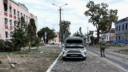 Un militar ucranio patrulla una calle junto a edificios dañados en la ciudad de Sudzha, en la región de Kursk, en 2024.