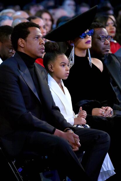 Jay Z y Beyoncé (aquí junto a su hija Blue Ivy Carter en los Grammy de 2018) empatan en la sexta posición, con unas ganancias de 73 millones de euros cada uno.