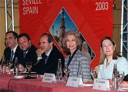 La reina Sofía, acompañada del presidente de la Junta de Andalucía, Manuel Chaves