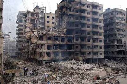 Un grupo de periodistas examina el pasado día 20 los escombros de unos edificios destruidos en Beirut tras un bombardeo de la aviación israelí.