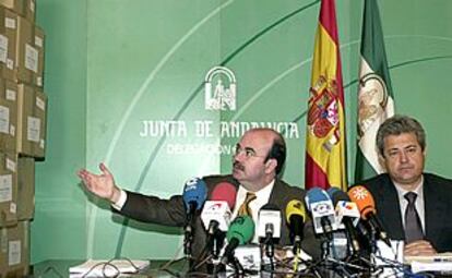 Los consejeros de la Junta de Andalucía Gaspar Zarrías (i), de Presidencia, y Francisco Vallejo (d), de Salud, durante la rueda de prensa que ofrecieron hoy en Madrid