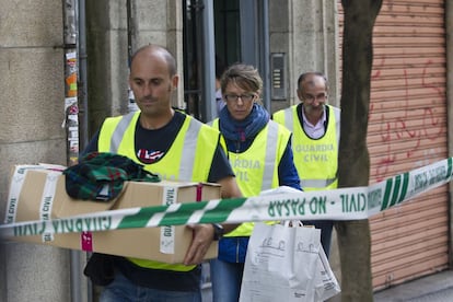 La guardia civil sale del domicilio de Alfonso Basterra y Rosario Porto
 llev&aacute;ndose objetos de los que se han incautado. 