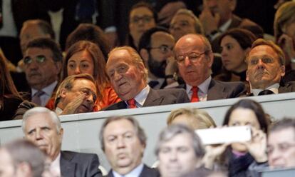 El Rey Juan Carlos charla en el palco del bernabéu con Florentino.