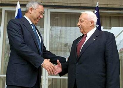 Sharon recibe a Powell en su residencia oficial de Jerusalén.