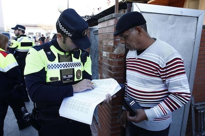 Una treintena de efectivos entre mossos y guardia urbana, ocho dotaciones del Área de Recursos Regionales Operativos (ARRO) y de la Brigada Móvil, realizan este triple operativo, mientras un helicóptero controla toda la operación desde el aire. También les acompaña un técnico de la compañía Fecsa-Endesa, que es el encargado de determinar si algunos de los contadores pueden dar muestras de tener un consumo por encima de lo habitual.