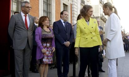 Doña Sofía conversa con la presidenta de la Comunidad de Madrid, Cristina Cifuentes, a su llegada a la mesa de cuestación de Cruz Roja del "Día de la Banderita" que preside hoy ante la sede de la Comunidad de Madrid.