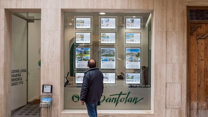 Un hombre viendo los carteles de una inmobiliaria.