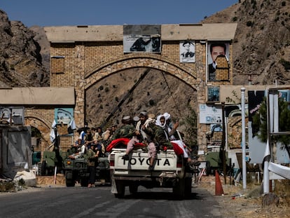 Un convoy de talibanes entran en la ciudad de Bazarak, en el valle del Panshir.