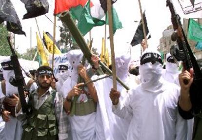 Militantes de Hamás vestidos como suicidas (en el centro) con caras de dinamita adosadas al cuerpo, en una manifestación ayer en Rafah, sur de Gaza.