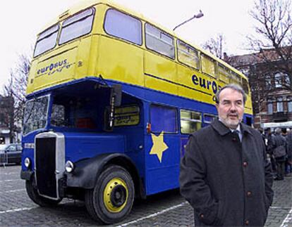 Pedro Solbes, ayer, junto al Eurobús.