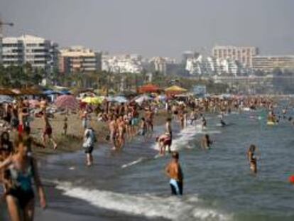 Vista de la playa de La Carihuela en Torremolinos (Málaga). EFE/Archivo