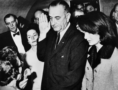 Lyndon B. Johnson, hasta entonces vicepresidente, jura el cargo de presidente en el avión presidencial tras el asesinato de John F. Kennedy el 22 de noviembre de 1963. A lo largo de la historia, cuatro presidentes de EE UU han sido asesinados mientras ocupaban el cargo: Abraham Lincoln (1865), James A. Garfield (1881), William McKinley (1901) y el propio Kennedy. 