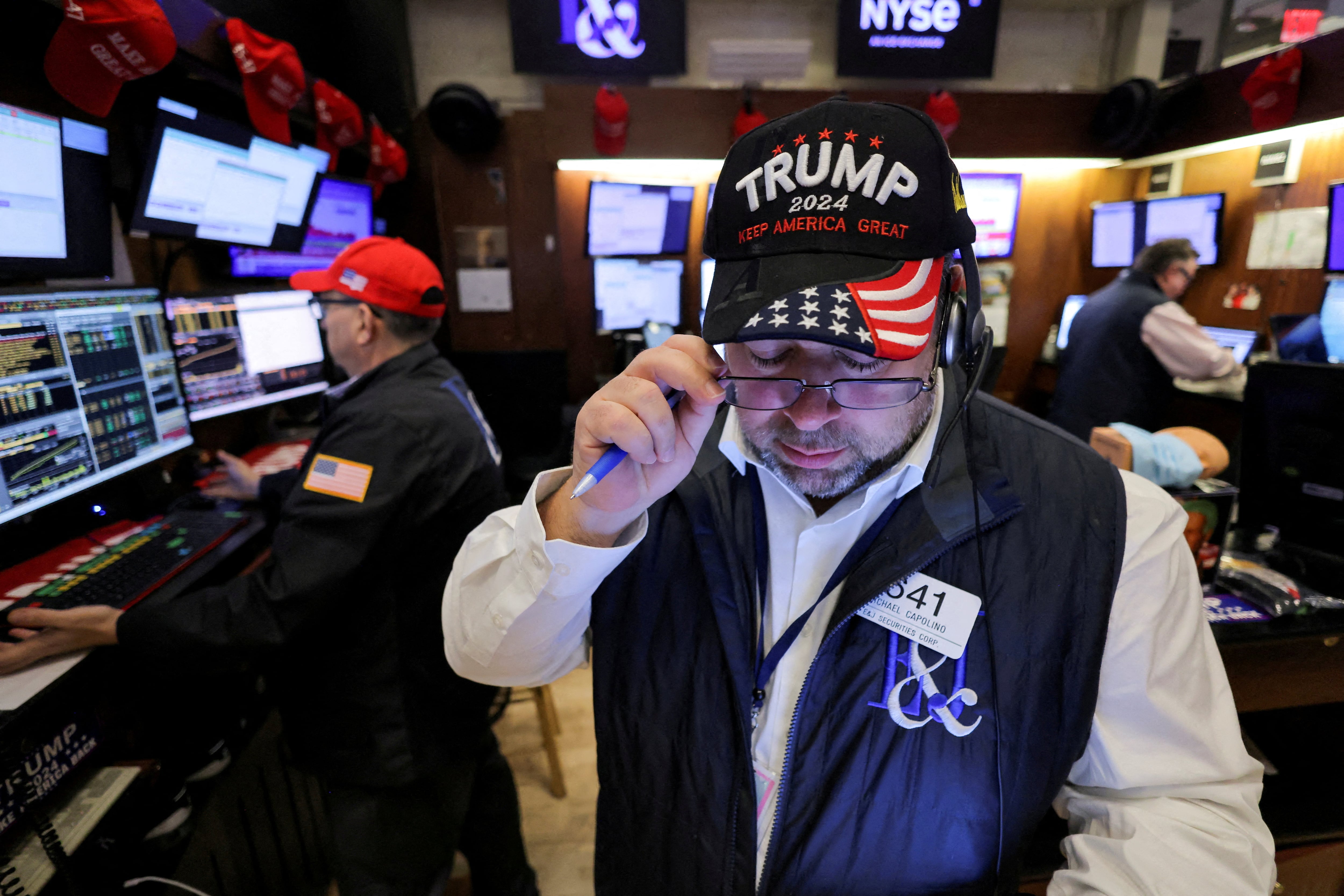 Un operador de la Bolsa de Nueva York porta una gorra en apoyo a Donald Trump tras su victoria electoral en EE UU, el pasado 6 de noviembre.