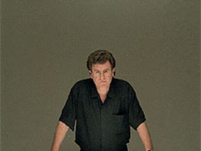 Alfredo Jaar, en su instalación <i>Lamento de las imágenes.</i>