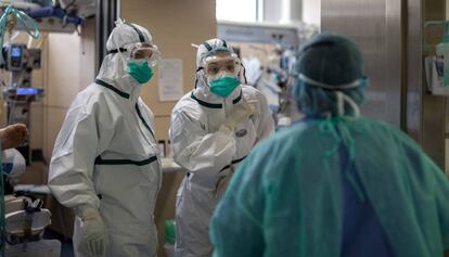 Sanitaris a l'UCI de l'Hospital Vall d’Hebron de Barcelona.