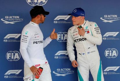 Hamilton (i) y Bottas, tras la clasificación.