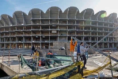 Varias personas trabajan en el estadio Nou Mestalla de Valencia tras 16 años de parón.