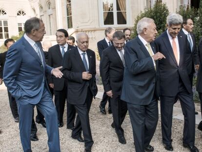 García-Margallo, en el centro, charla con John Kerry el 15 de septiembre en París.