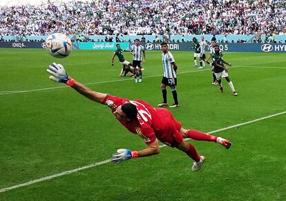 Salem Al-Dawsari de Arabia Saudí marca su segundo gol superando al argentino Emiliano Martínez.