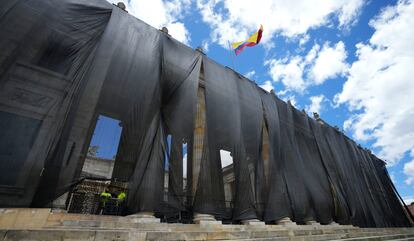 El edificio del congreso cubierto en mantos negros durante una protesta por el Día del trabajo