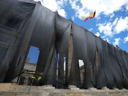 El edificio del congreso cubierto en mantos negros durante una protesta por el Día del trabajo, el 1 de mayo de 2022.