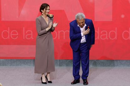 Isabel Díaz Ayuso aplaude al actor Andrés Pajares, tras entregarle uno de los galardones.